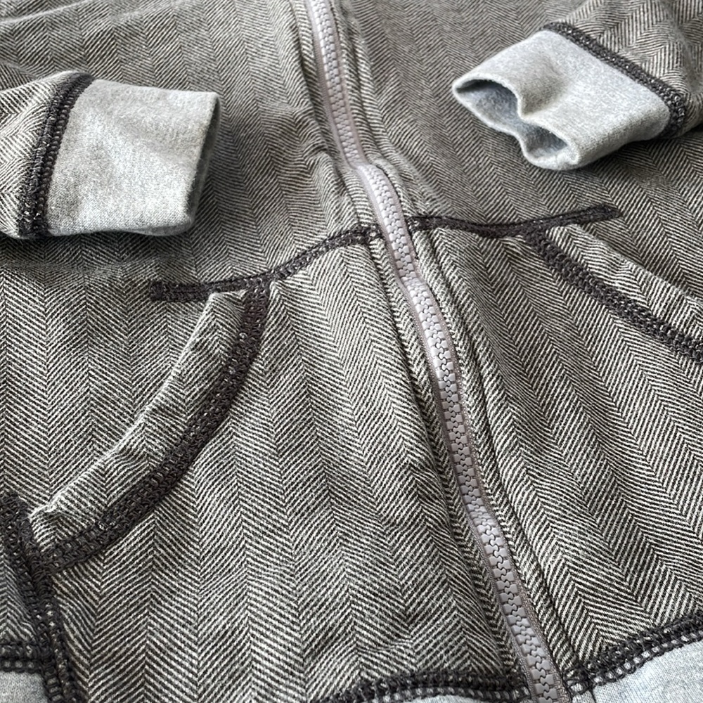 Tea Collection Zip-Up Hoodie Size 5 - Picture 3 of 9